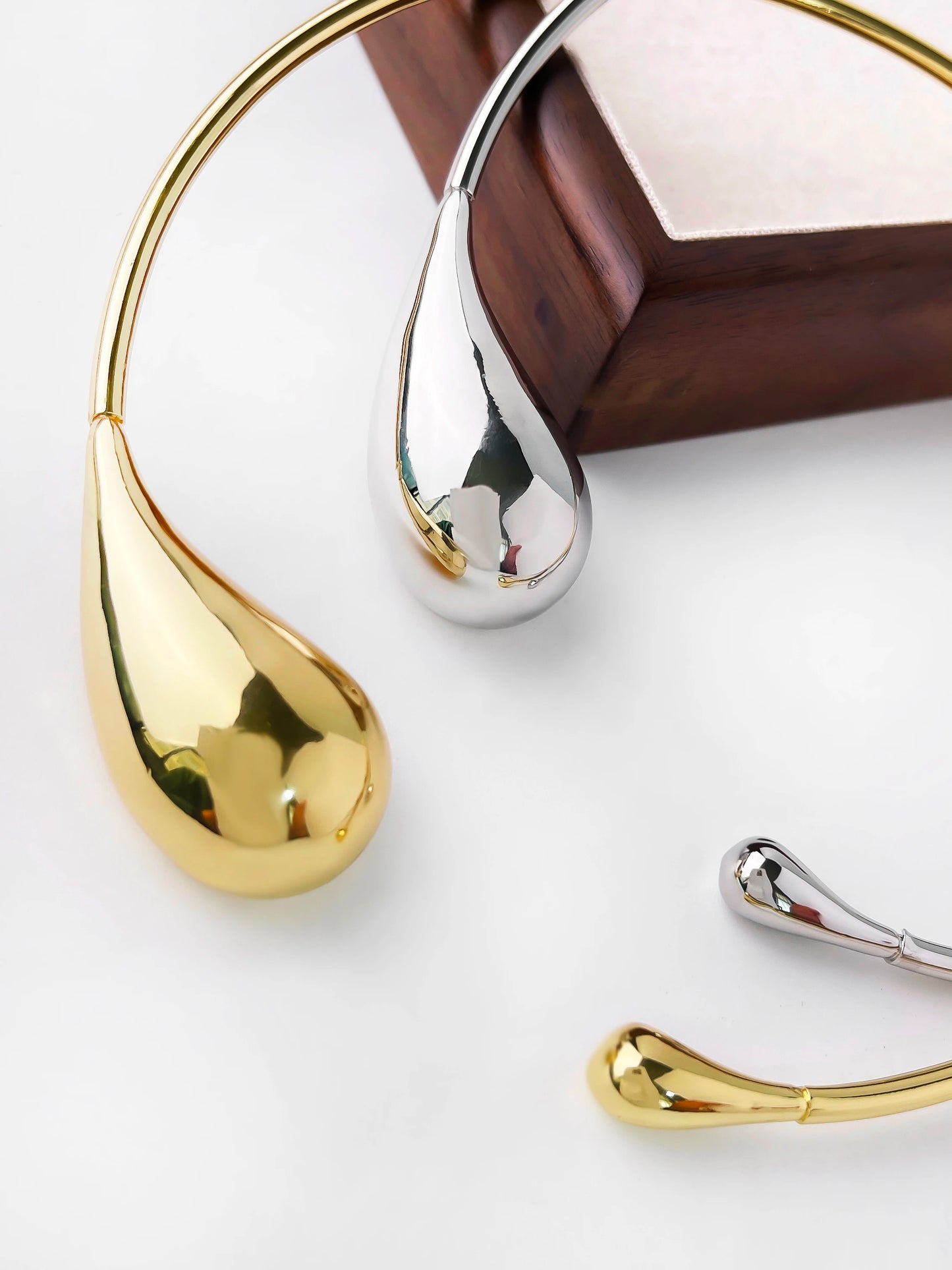 Fluid Essence Choker