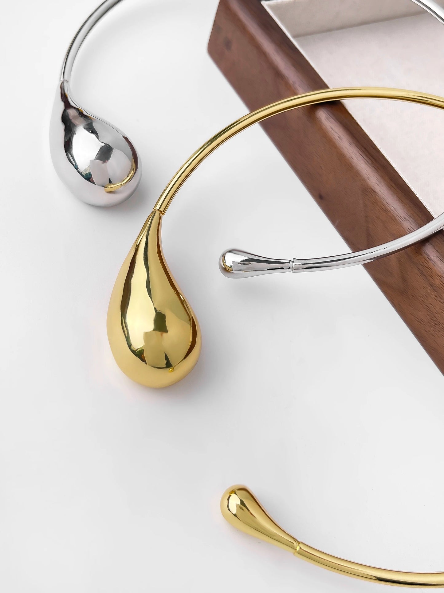 Fluid Essence Choker